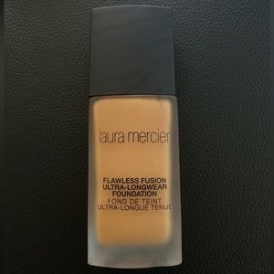 NEW Laura Mercier foundation in shade 4C1 Praline.